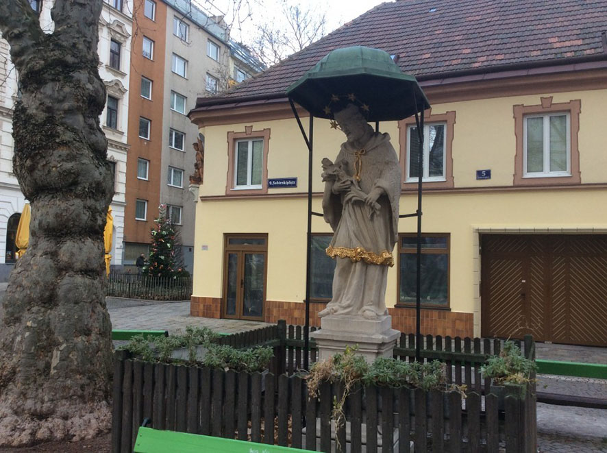 „Johannes mit dem Regenschirm“, 1090 Wien, Sobieskyplatz
